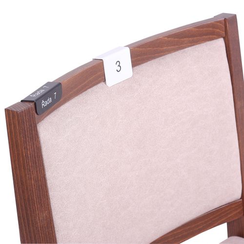 Číslování řady a sedadel židlí do kulturního domu