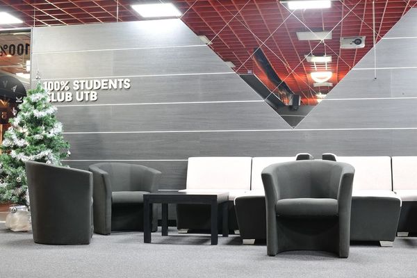 Čalouněná křesla a lavice s lounge stoly pro resturace