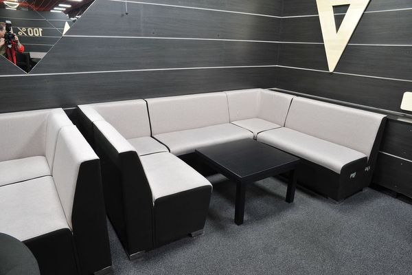 Čalouněná křesla a lavice s lounge stoly pro resturace