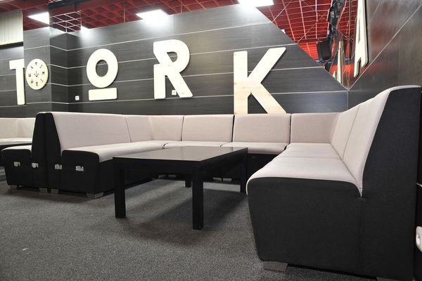 Čalouněná křesla a lavice s lounge stoly pro resturace