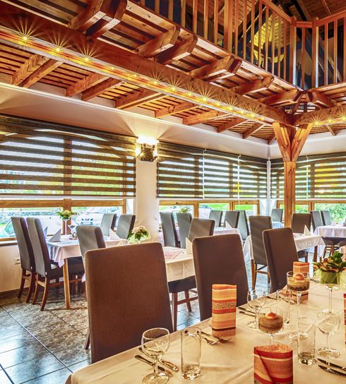 Dřevěné celočalouněné židle. Dřevěné celočalouněné židle.