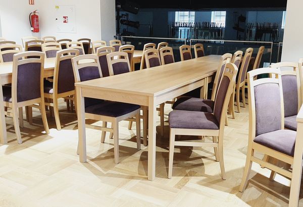 židle a stoly pro kulturní domy