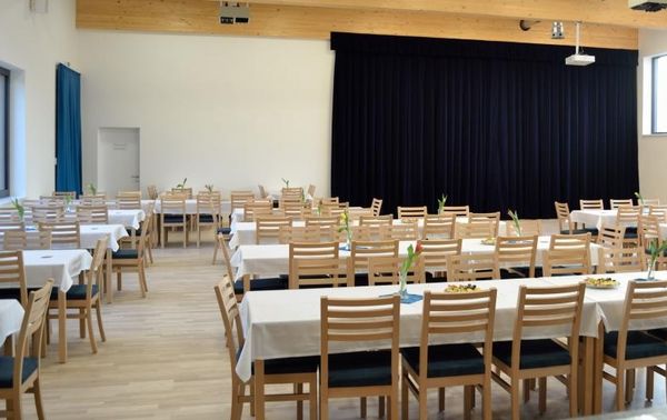 židle a stoly pro kulturní domy