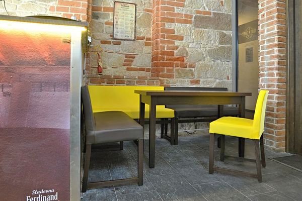 Čalouněné lavice a barové židle do stylové kavárny