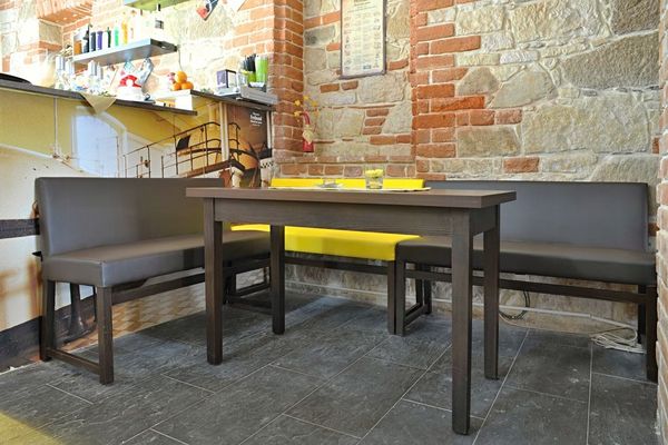 Čalouněné lavice a barové židle pro kavárny a restaurace