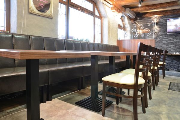 Čalouněné lavice a dřevěné židle pro restauraceé