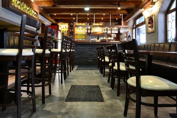 Čalouněné lavice a dřevěné židle pro restauraceé