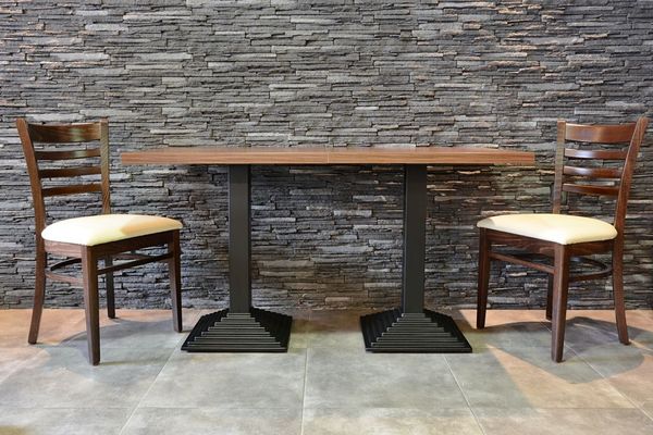 Čalouněné lavice a dřevěné židle pro restauraceé