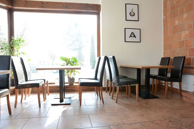 Židle a stoly pro restraurace