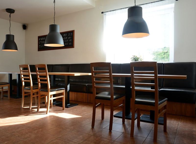Židle a stoly pro restraurace