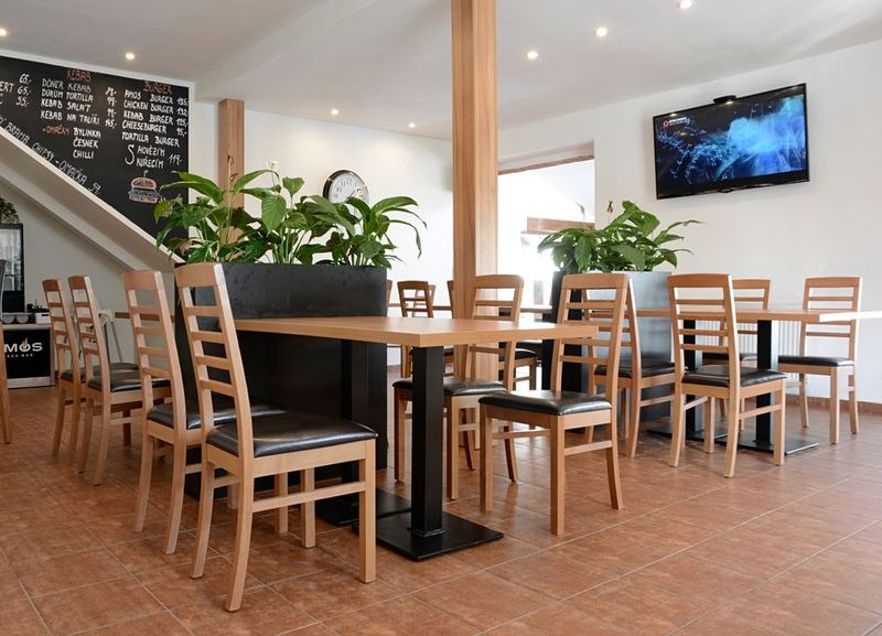 Židle a stoly pro restraurace