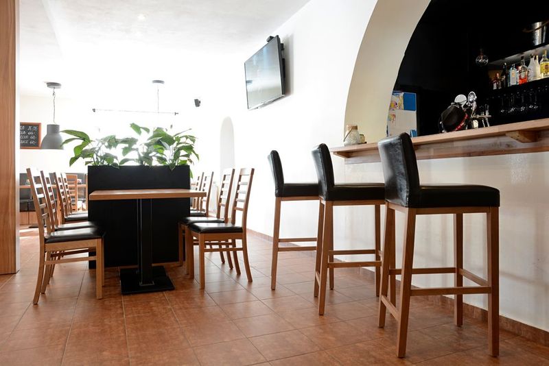 Židle a stoly pro restraurace