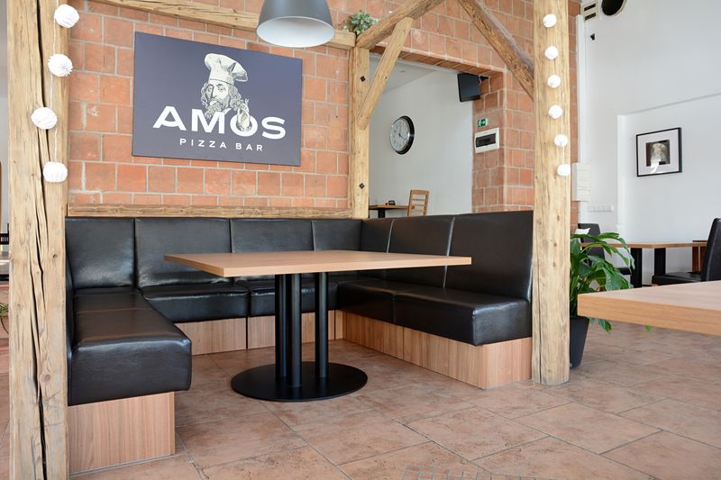 Židle a stoly pro restraurace