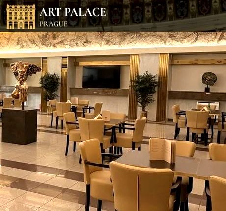 Atypické židle a stoly pro Art kavárnu