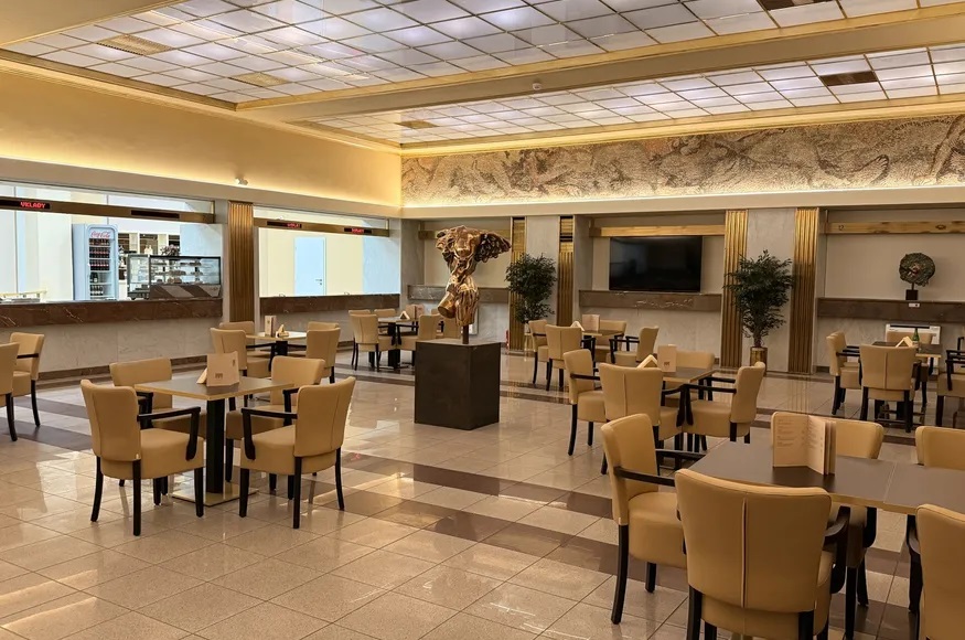 Čalouněné kavárenské židle a nohy s centrální kovovu nohou 