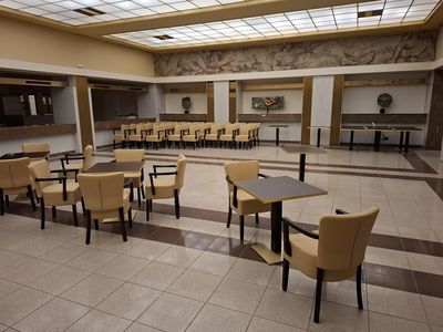 Čalouněné kavárenské židle a nohy s centrální kovovu nohou 