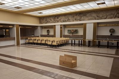 Čalouněné kavárenské židle a nohy s centrální kovovu nohou 