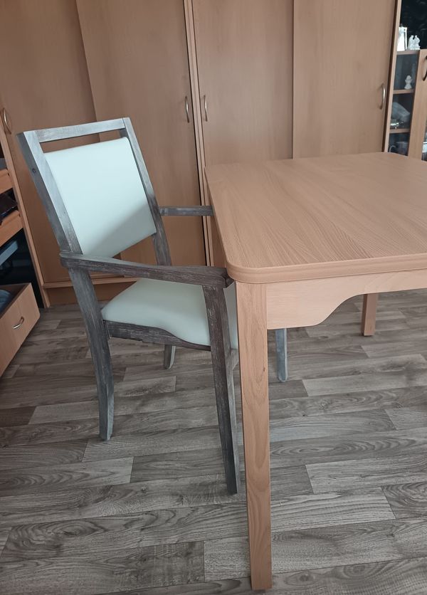 Stoly pro vozíčkáře, se zaoblenými rohy, v atypickém rozměru