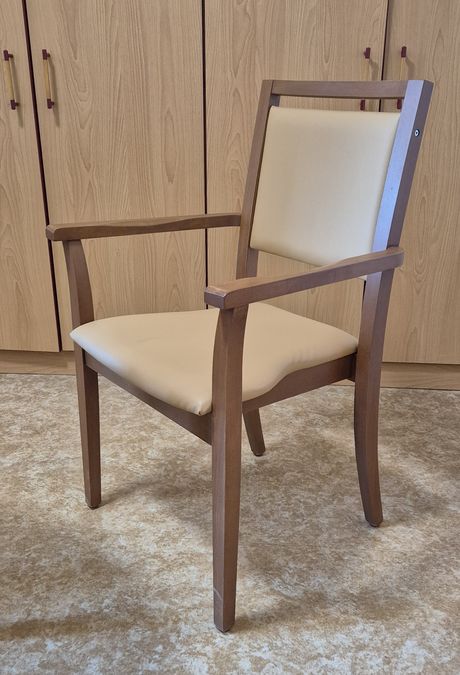 Dřevěné křesla pro seniory a domovy důchodců s odnímetným sedákem