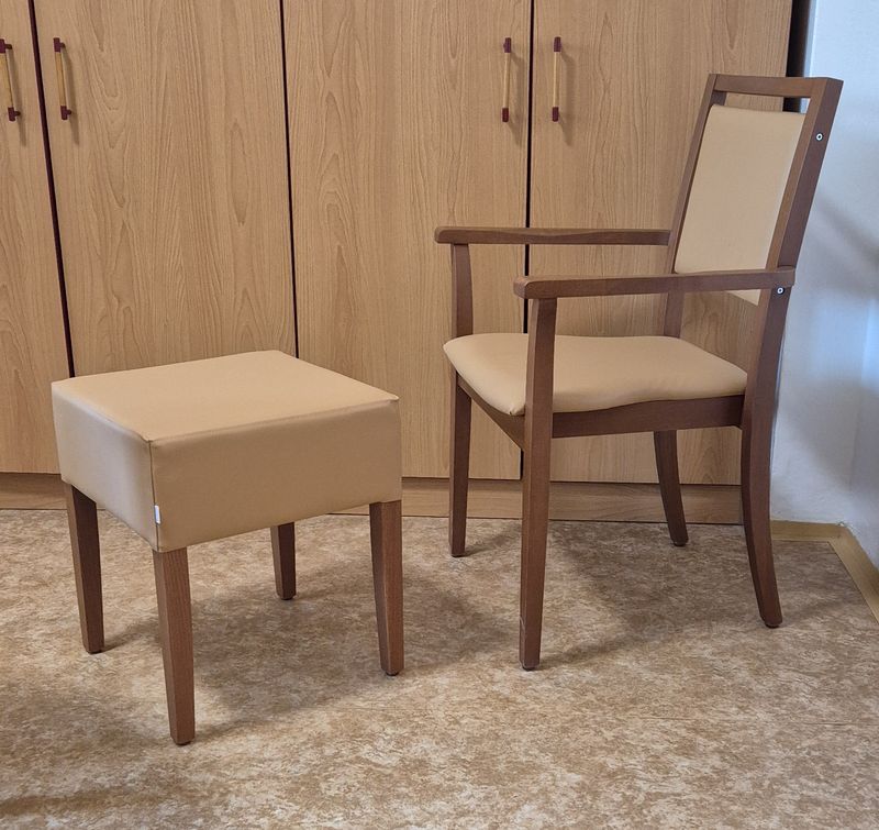 Dřevěné křesla pro seniory a domovy důchodců s odnímetným sedákem