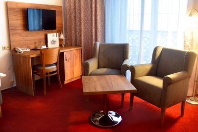 Čalouněná křesla CLEA do hotelových pokojů