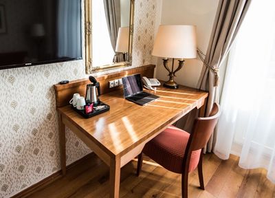 Čalouněná křesla CLEA do hotelových pokojů