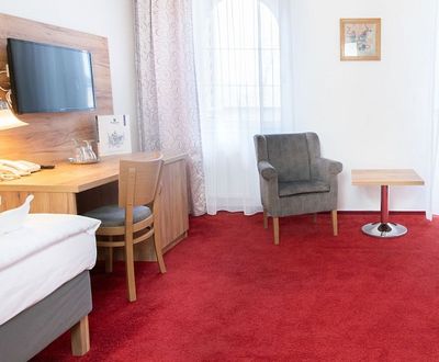 Čalouněná křesla CLEA do hotelových pokojů