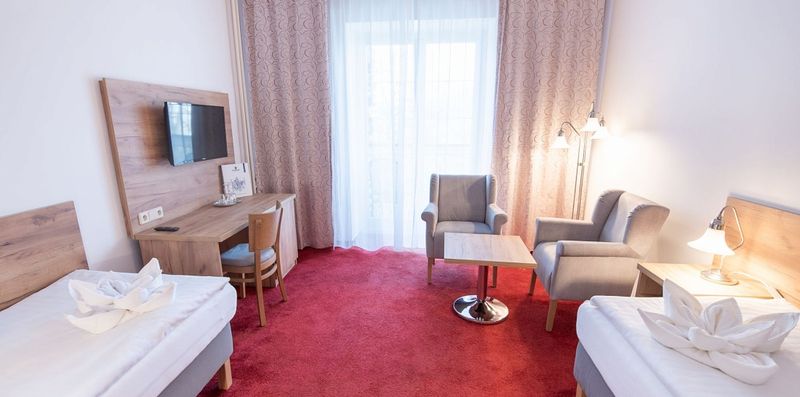 Čalouněná křesla CLEA do hotelových pokojů