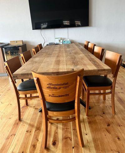 dřevěné židle, čalouněný sedák, logo