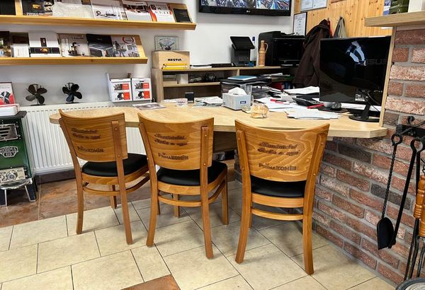 dřevěné židle, čalouněný sedák, logo