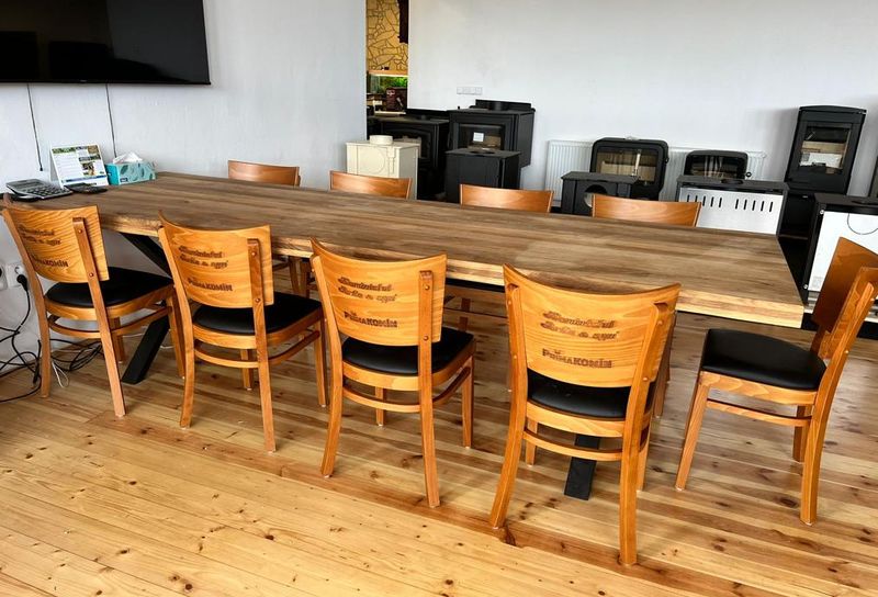 dřevěné židle, čalouněný sedák, logo