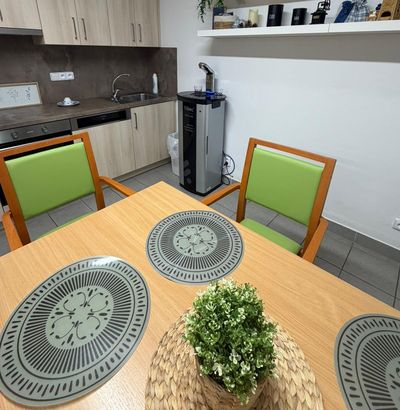 Židle pro seniory RENÉ M s čalouněným odnímatelným sedákem a loketními opěrkami