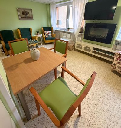 Židle pro seniory RENÉ M s čalouněným odnímatelným sedákem a loketními opěrkami