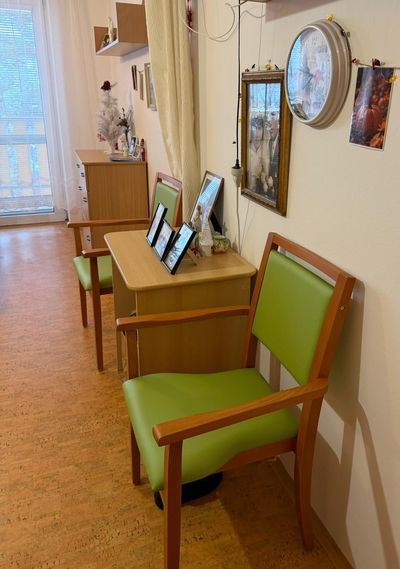 Židle pro seniory RENÉ M s čalouněným odnímatelným sedákem a loketními opěrkami