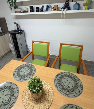 Židle pro seniory RENÉ M s čalouněným odnímatelným sedákem a loketními opěrkami