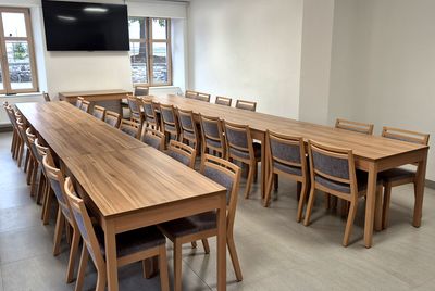 Dřevěné židle a stoly do kulturního domu 