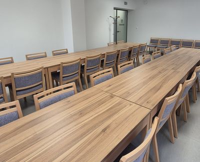 Dřevěné židle a stoly do kulturního domu 