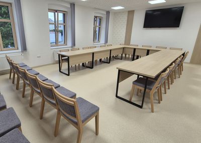 Dřevěné židle a stoly do kulturního domu 