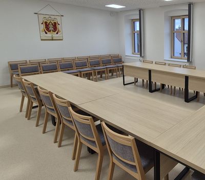 Dřevěné židle a stoly do kulturního domu 