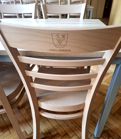 Dřevěné židle WILMA S s logen obce Hrádek