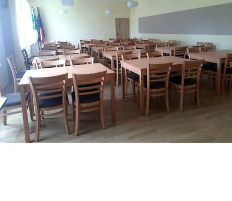 Židle a stoly  pro společenský sál v obci Milenov