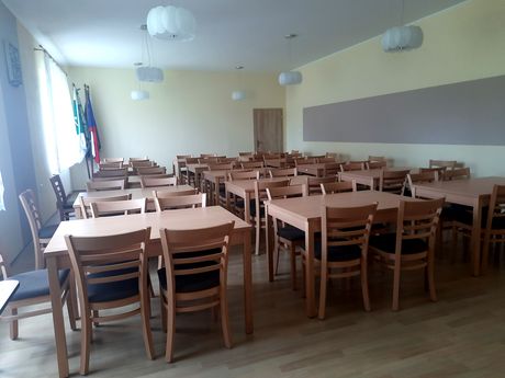 Dřevěné židle pro kulturní domy