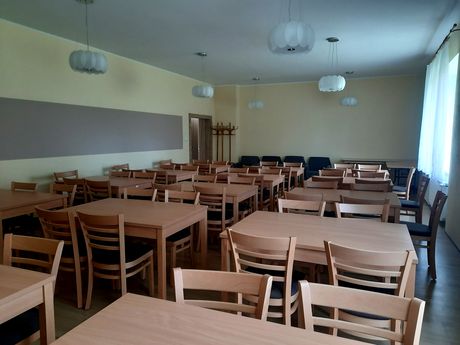 Dřevěné židle pro kulturní domy