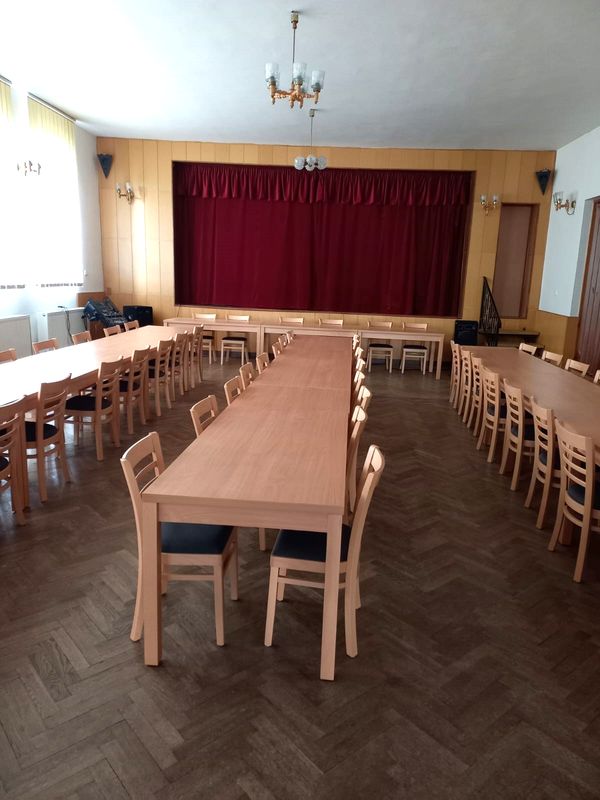Čalouněné židle a stoly pro kulturní domy 