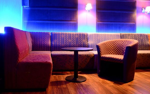 Čalouněné lavice, taburety a křesla