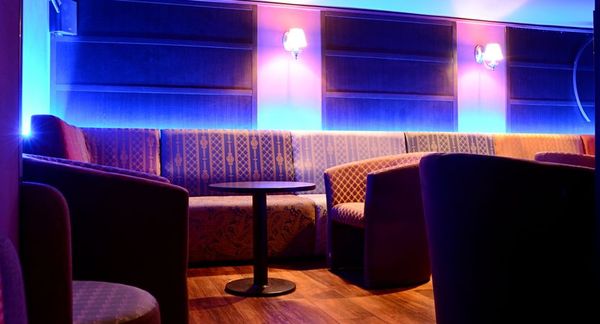 Čalouněné lavice, taburety a křesla