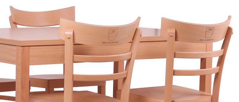 Dřevěné židle pro kultruní domy