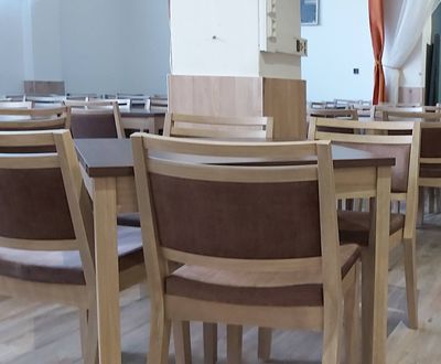 Čalouněné židle stohování a dvoubarevné stoly pro kultruní domy