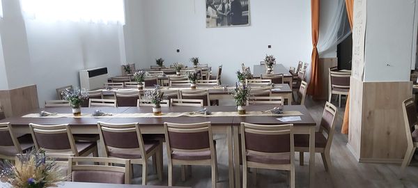 Čalouněné židle stohování a dvoubarevné stoly pro kultruní domy