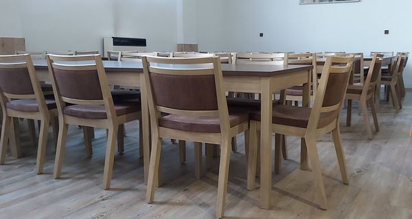 Čalouněné židle stohování a dvoubarevné stoly pro kultruní domy